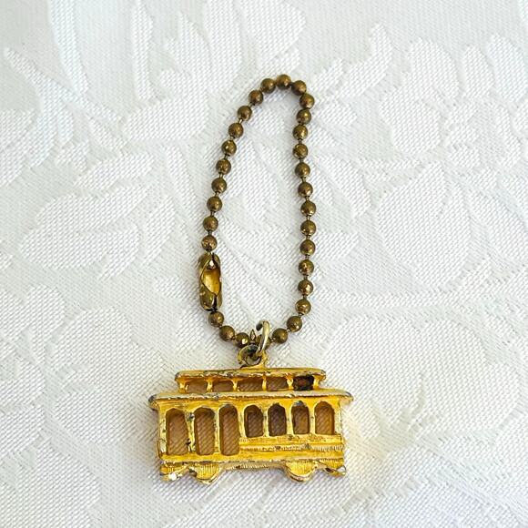 Vintage Gold Tone Cable Car Trolley Charm Pendant Keychain San Francisco Jewelry - Picture 4 of 11
